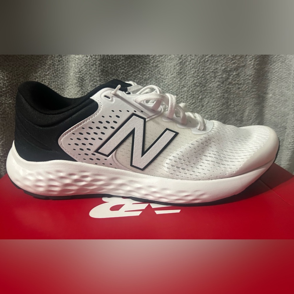 NWT NEW BALANCE Men’s White Black 520 v7 Running Shoe Size 10.5 D